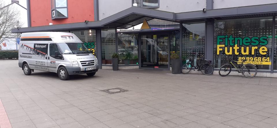 Lieferwagen von STL vor einem Fitness-Studio