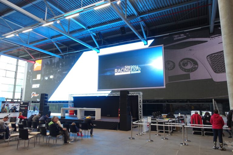Messehalle auf der Simexpo 2014.