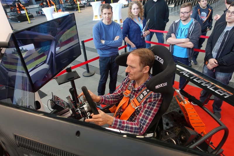 Rennfahrer Tim Schrick testet einen Fahrsimulator von Actoracer.
