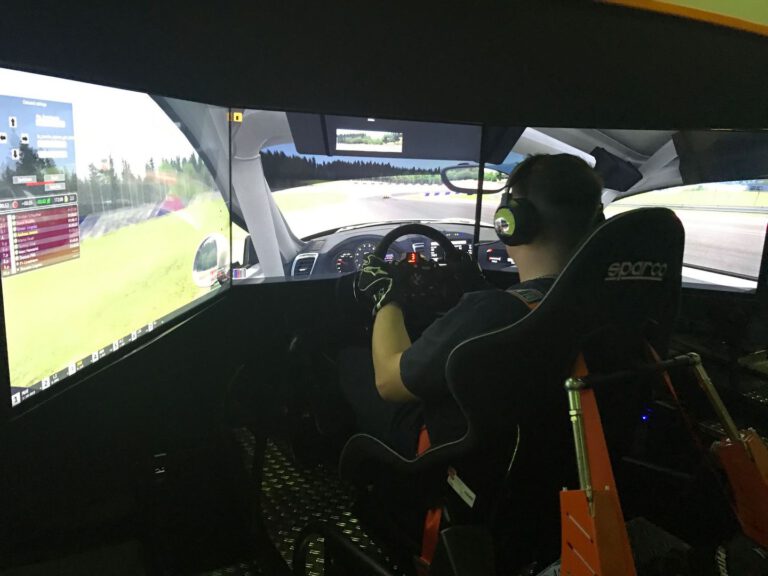 Fahrer beim ABA Porsche GT4 Cup 2017 Sim-Race.