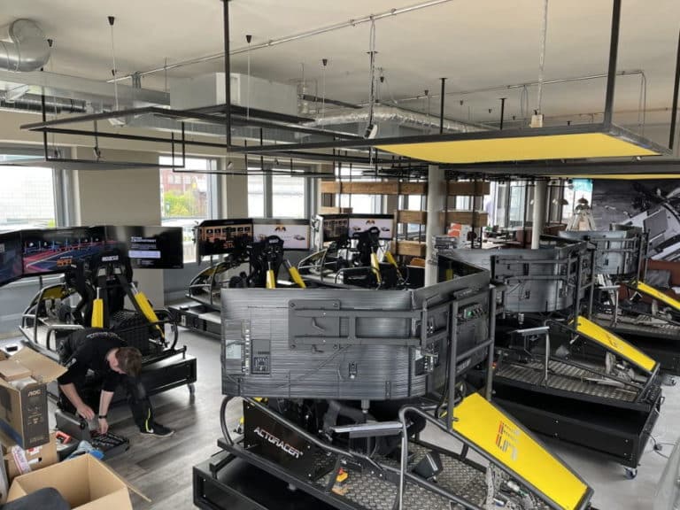 ADAC eSport lounge Essen mit Fahrsimulatoren der Marke Actroacer.