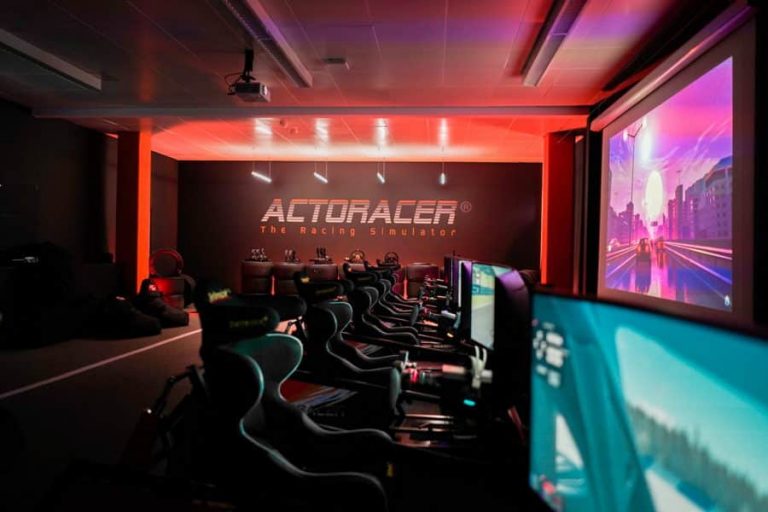 Das neu eröffnete Sim Race Fahrsimulator Center in Hamburg mit dem neuen actoracer modell.