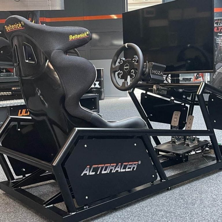 Ein neuer Rennsimulator von STL, da Einstiefermodell Mini mit schwarzem Rohrdahmen, großem Monitor, Rennlenkrad und Rennsitz von Beltenick.