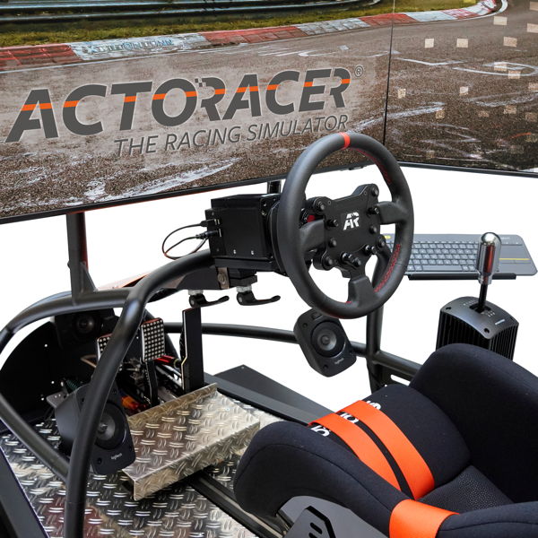 Cockpit des STL Rennsimulators mit professionellem Lenkrad, Schalensitz und großen Bildschirmen.