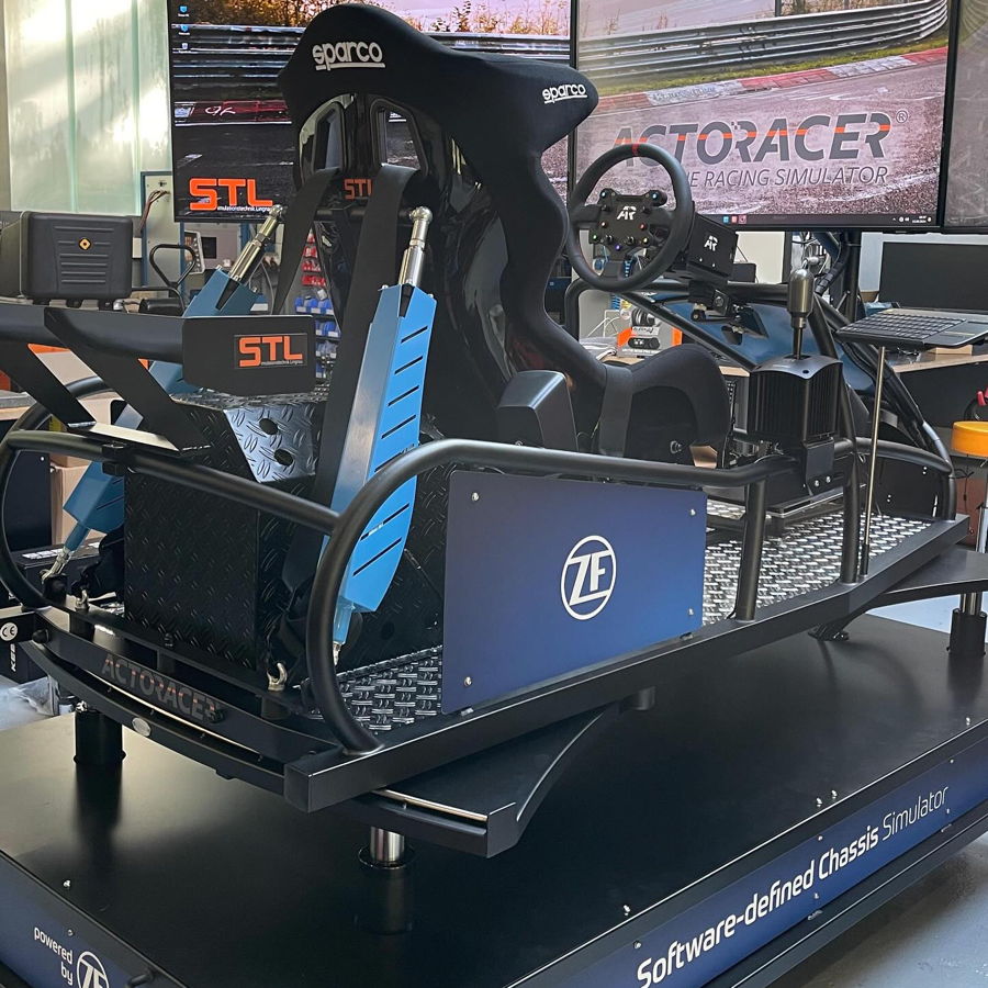 Ein blauer Actoracer Rennsimulator bei der ZF Active Safety GmbH in Koblenz.