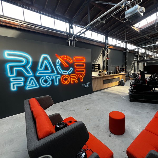 Innenansicht der Race Factory Sim Racing in Berlin.